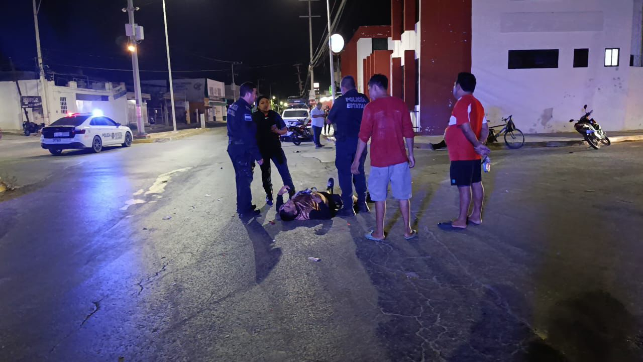 Motociclista se fractura ambas piernas tras no respetar alto y chocar en Campeche
