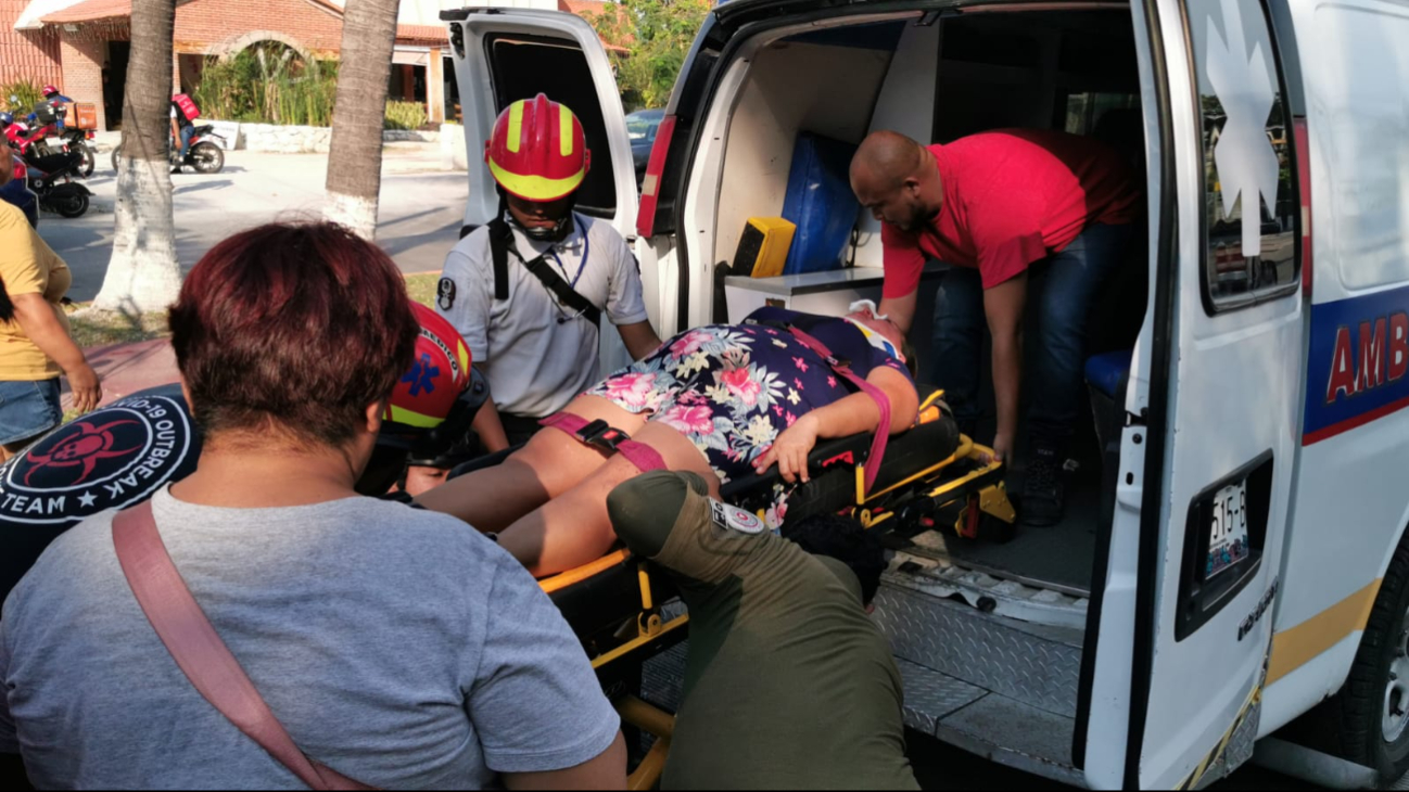 La pasajera del taxi tuvo que ser trasladada al hospital para su atención. La pasajera del taxi tuvo que ser trasladada al hospital para su atención.