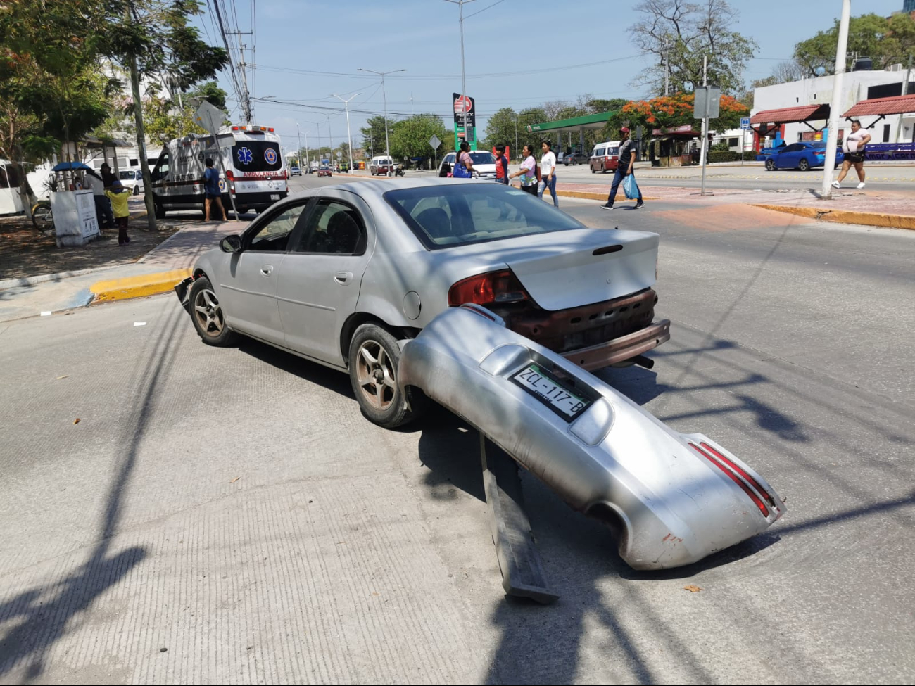 Percance vial en Campeche moviliza a Protección Civil Percance vial en Campeche moviliza a Protección Civil