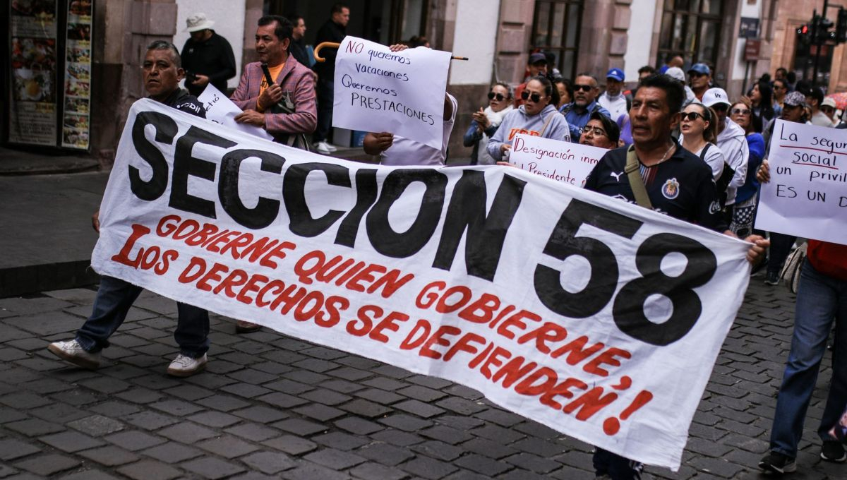 Plantón del Zócalo sigue: CNTE aplaza a las 19:00 su asamblea decisiva y prolonga la huelga de 18 días