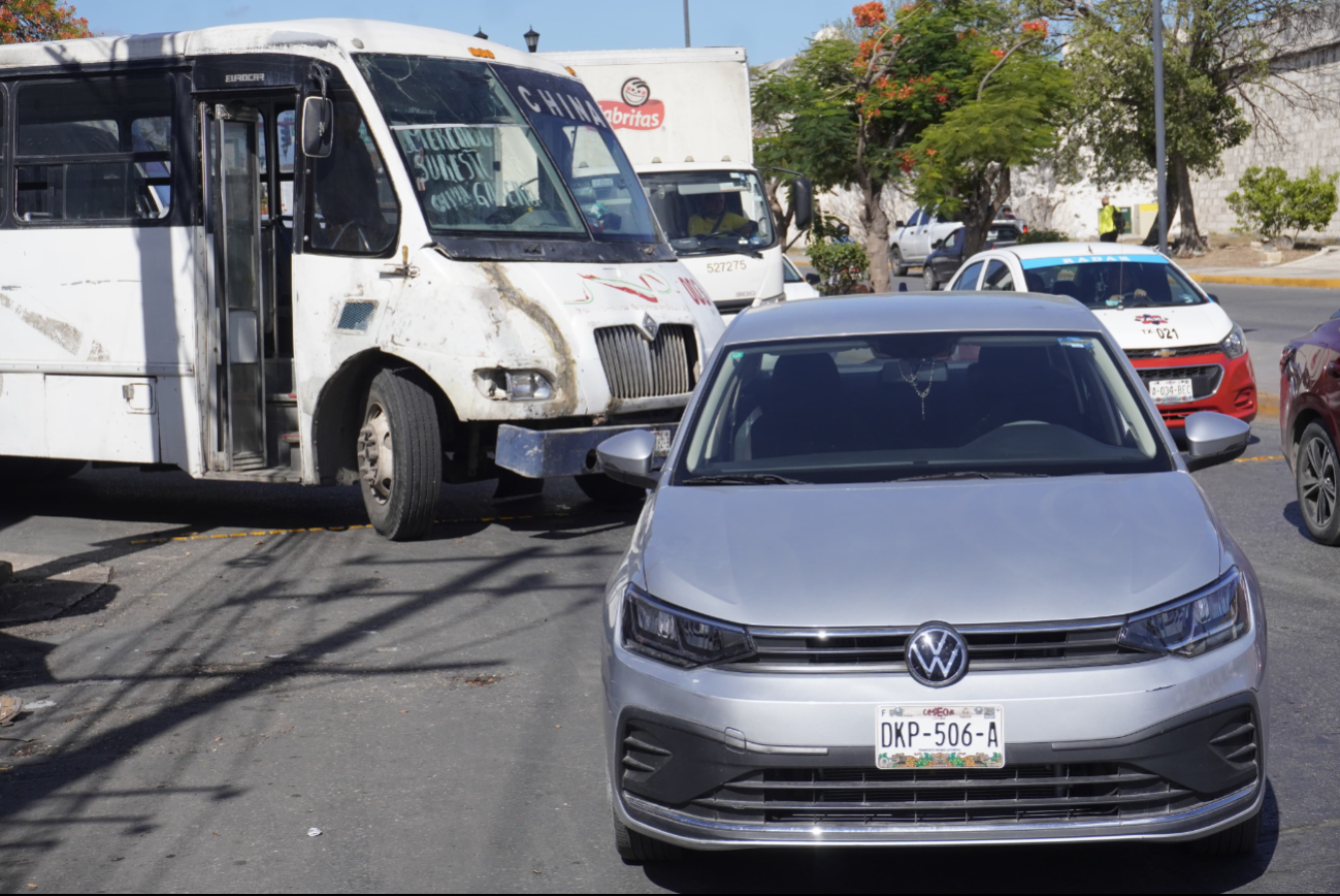 Camión impacta a coche con preferencia en cruce de calles Camión impacta a coche con preferencia en cruce de calles