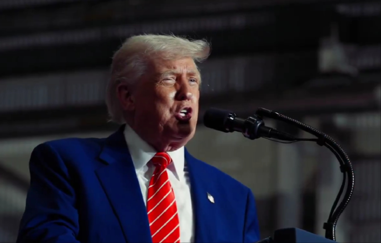 Trump pide prisión a protestantes que quemen la bandera de EU