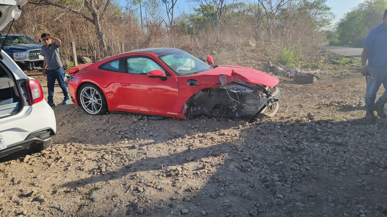 Porsche rojo choca en curva rumbo a Dzitnup; solo daños materiales   