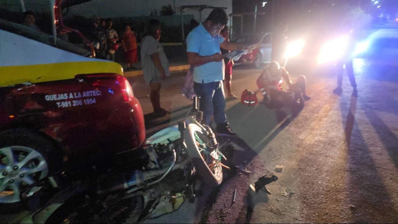 Motociclista lesionado tras corte de preferencia por taxi en Carmen 