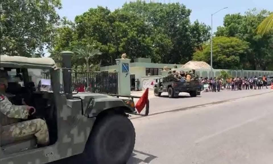 Uno a uno fue llegando cada vehículo militar al cuartel. Uno a uno fue llegando cada vehículo militar al cuartel.