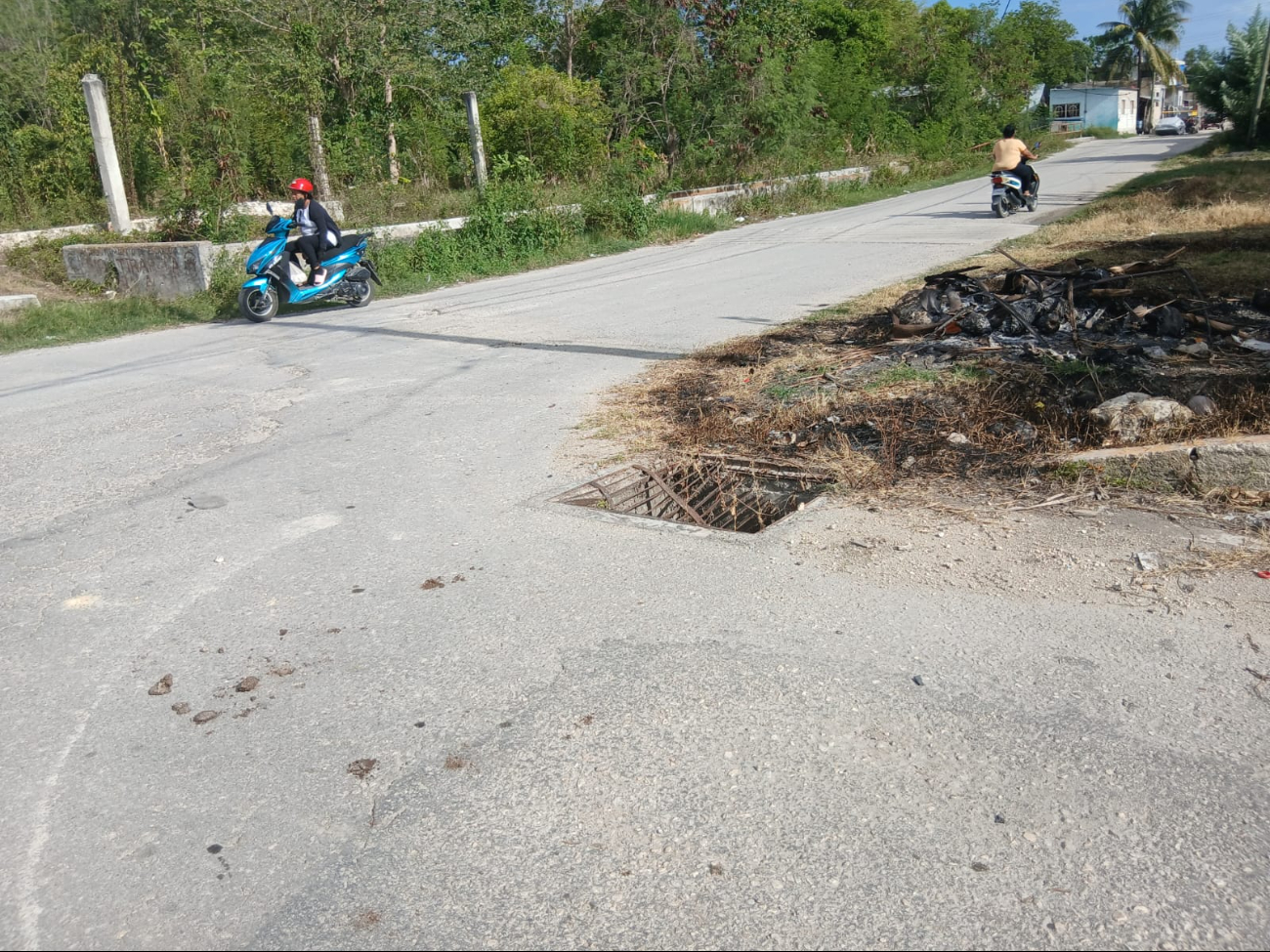 Intentan robar tapa de drenaje en colonia Esperanza, en Escárcega; vecinos lo impiden