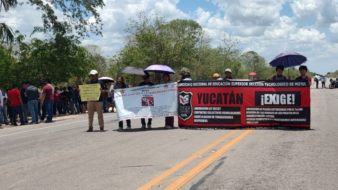 Alumnos del Tecnológico de Motul bloquean la carretera Mérida-Tizimín para exigir la destitución de su Director Alumnos del Tecnológico de Motul bloquean la carretera Mérida-Tizimín para exigir la destitución de su Director