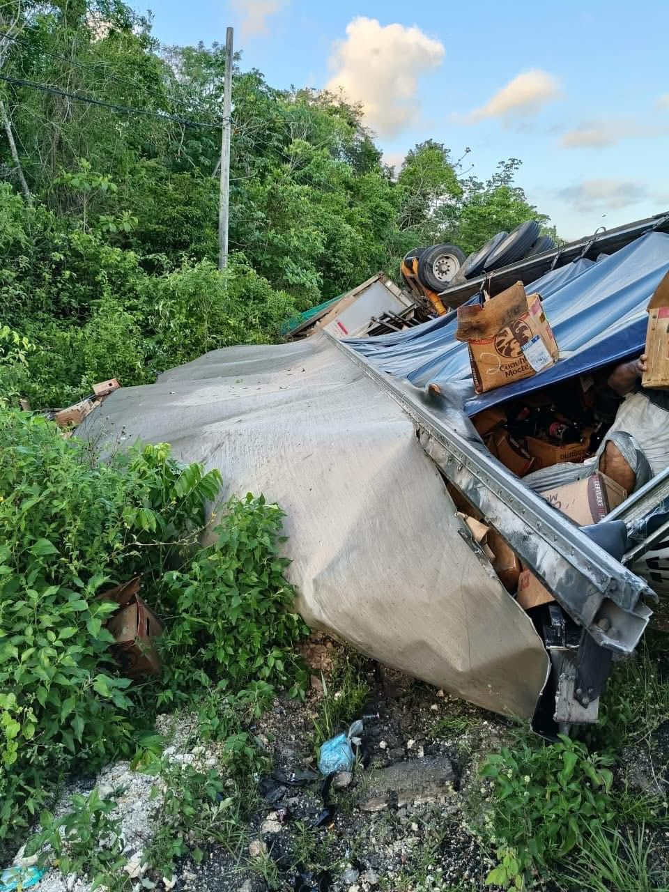 Traíler cargado de bebidas alcohólicas se vuelca sobre la carretera federal 307 de Q. Roo