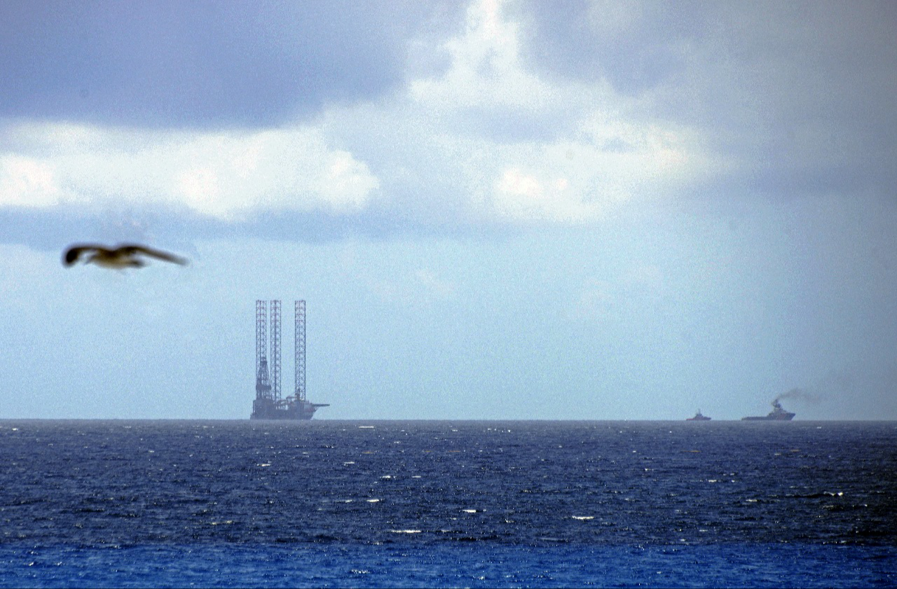   Plataforma autoelevable petrolífera fondea en costas de Cancún  