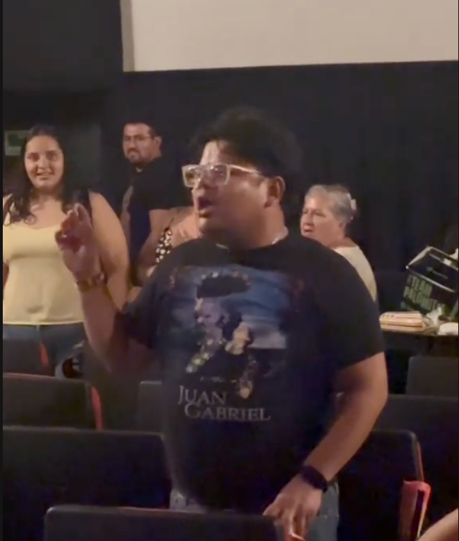 El joven mostró en sus redes sociales el momento de su tributo a Juanga tras verlo en el cine