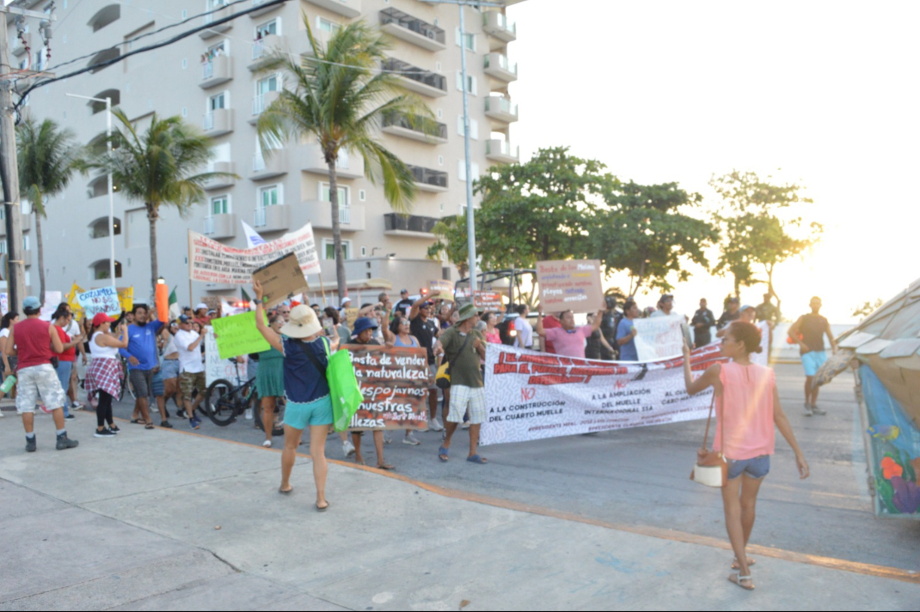 Los manifestantes marcharon por el malecón para expresarse. Los manifestantes marcharon por el malecón para expresarse.