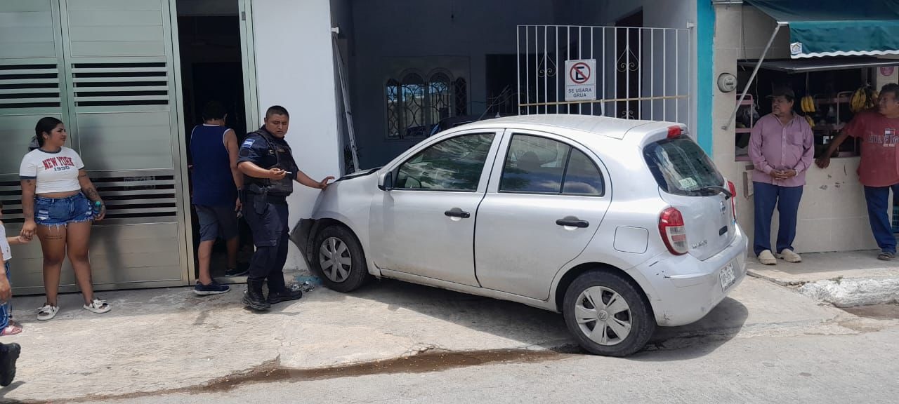 Mujer confunde el pedal y se impacta contra vivienda en Campeche con su hija menor a bordo