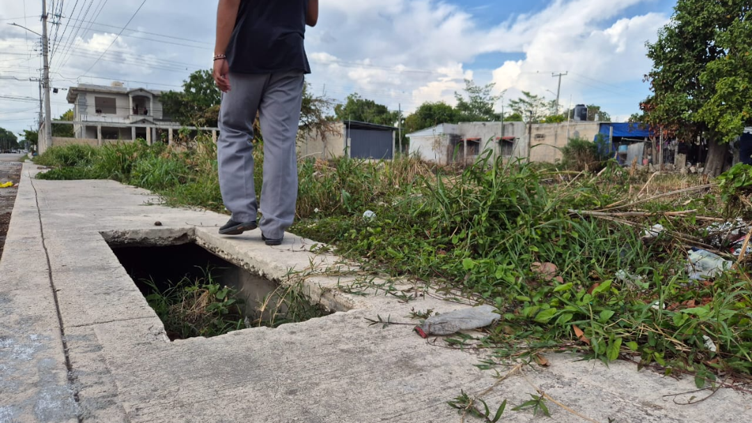 Vecinos de Los Manguitos en Champotón denuncian registros peligrosos expuestos. Vecinos de Los Manguitos en Champotón denuncian registros peligrosos expuestos.