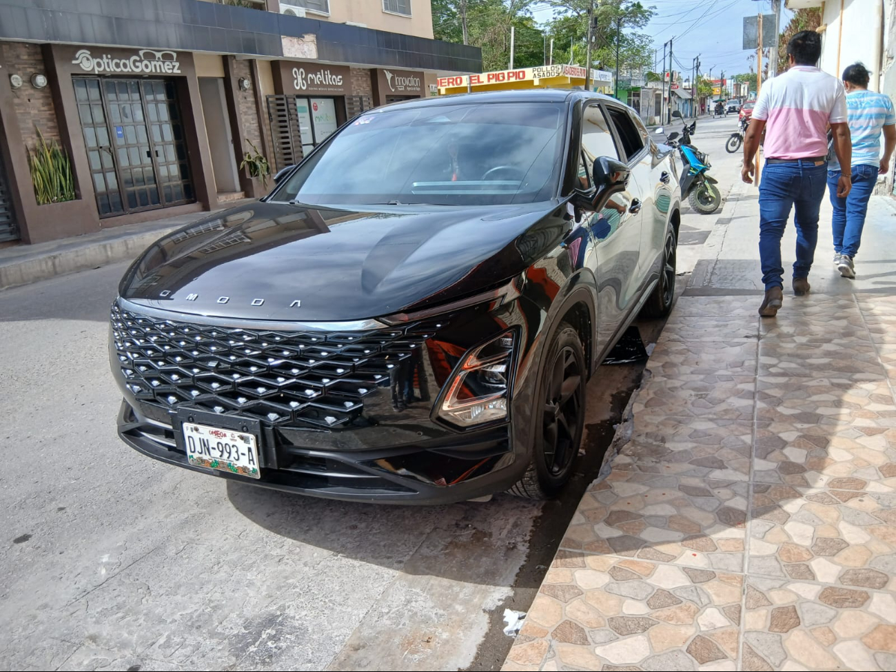 Rompen cristales de camionetas en Escárcega; responsables huyen sin botín