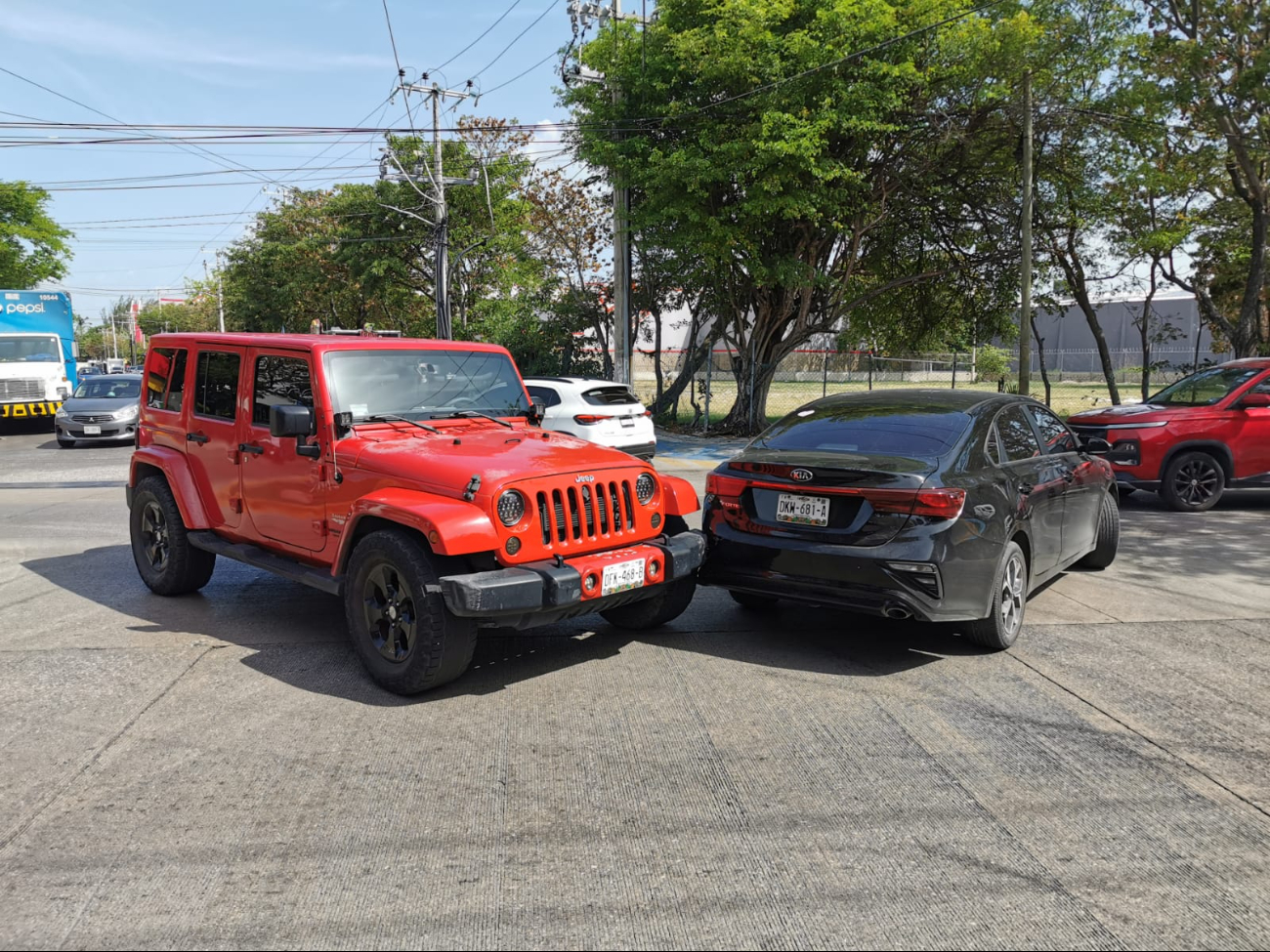 Ciudad del Carmen: Choque en la colonia Petrolera provoca embotellamiento