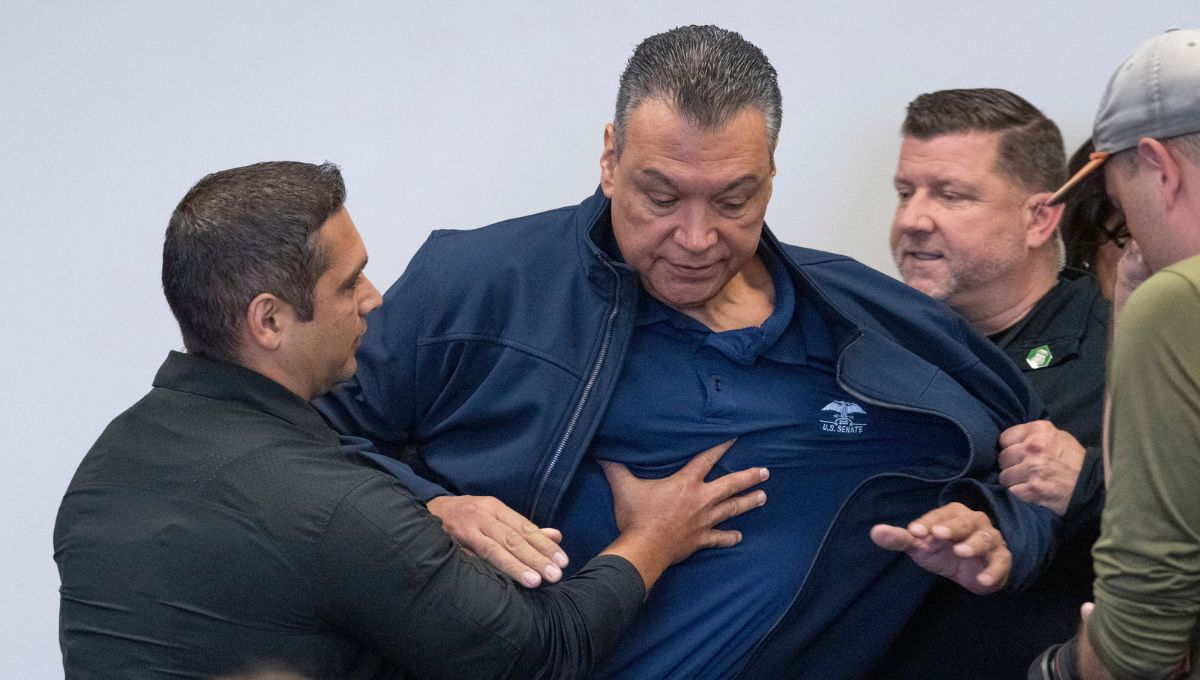 Senador Alex Padilla es esposado y sacado a la fuerza de conferencia de Kristi Noem en Los Ángeles