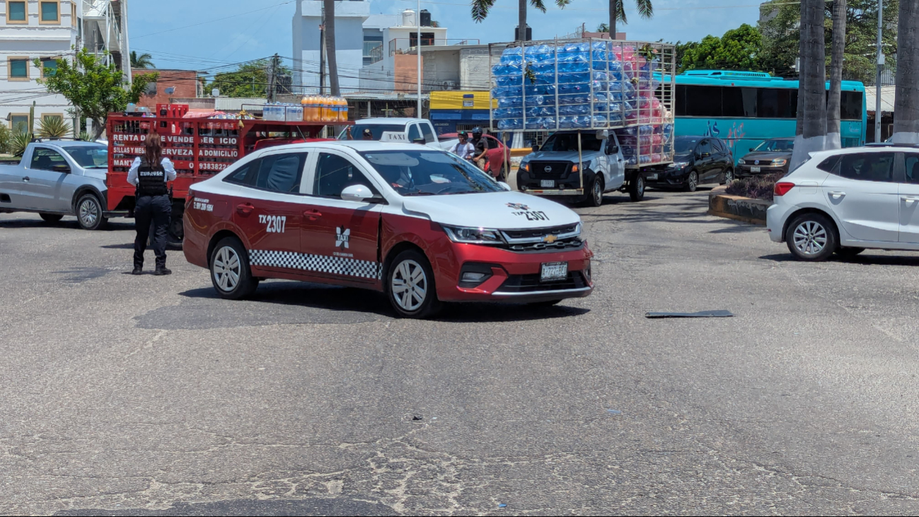 El taxi con número económico 2307 habría ingresado sin respetar la preferencia vial, según reportes preliminares El taxi con número económico 2307 habría ingresado sin respetar la preferencia vial, según reportes preliminares