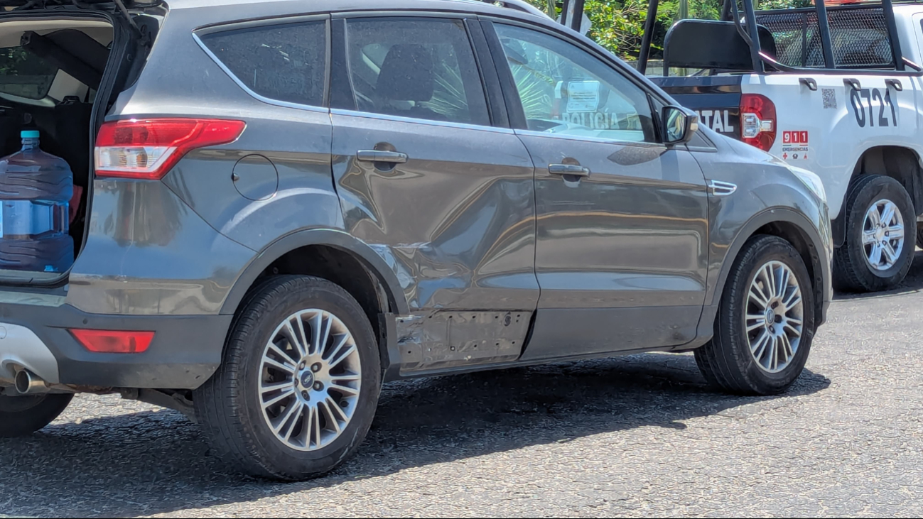 La camioneta Ford, conducida por una mujer, fue impactada en su costado derecho y la conductora sufrió golpes leves. La camioneta Ford, conducida por una mujer, fue impactada en su costado derecho y la conductora sufrió golpes leves.