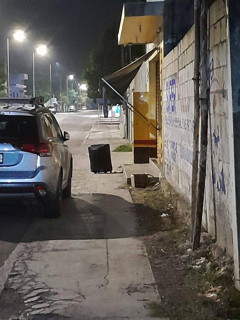 La maleta abandonada causó temor entre los vecinos. La maleta abandonada causó temor entre los vecinos.