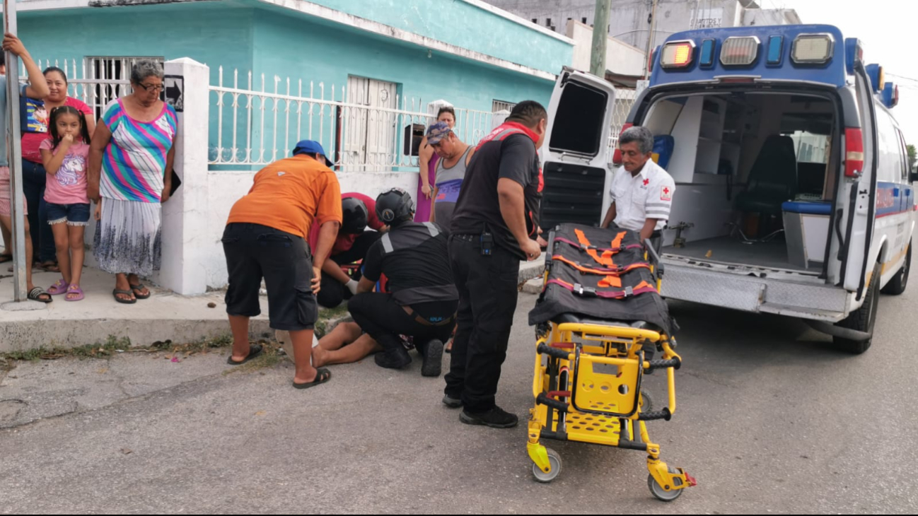 Paramédicos de Acses llegaron al sitio y la trasladaron a un hospital. Paramédicos de Acses llegaron al sitio y la trasladaron a un hospital.