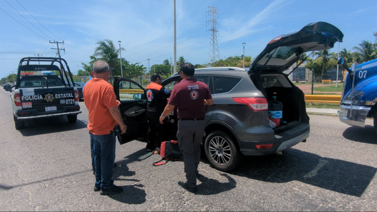 Mujer resulta lesionada tras choque entre taxi y camioneta en glorieta de Ciudad del Carmen
