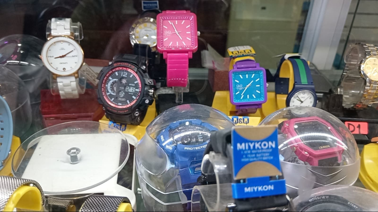 Guzmán ha optado por reparar relojes en lugar de invertir en nuevos modelos que no se venden. Guzmán ha optado por reparar relojes en lugar de invertir en nuevos modelos que no se venden.