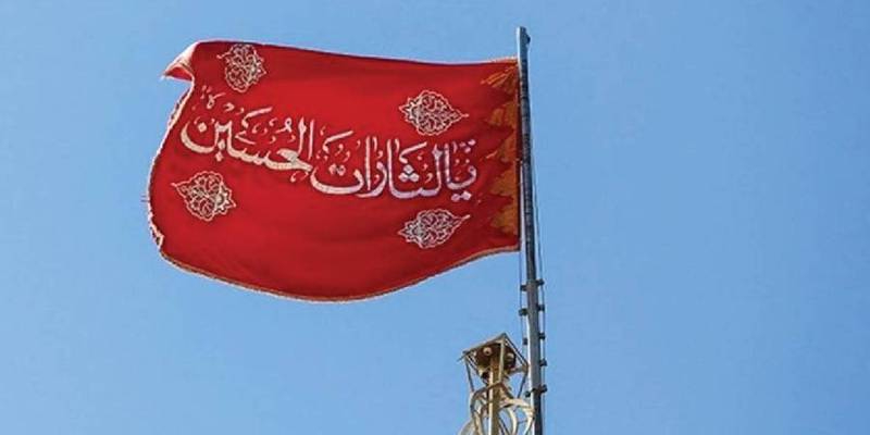 La bandera roja simboliza represalias inminentes y duelo por sangre derramada en el islam chiíta. La bandera roja simboliza represalias inminentes y duelo por sangre derramada en el islam chiíta.