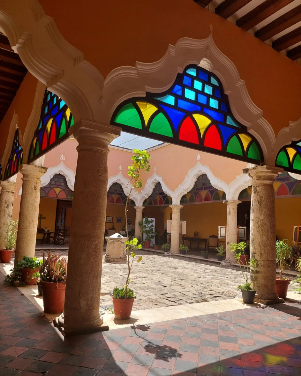 La casona está envuelta en leyendas y relatos misteriosos, aunque sin registros oficiales paranormales. La casona está envuelta en leyendas y relatos misteriosos, aunque sin registros oficiales paranormales.