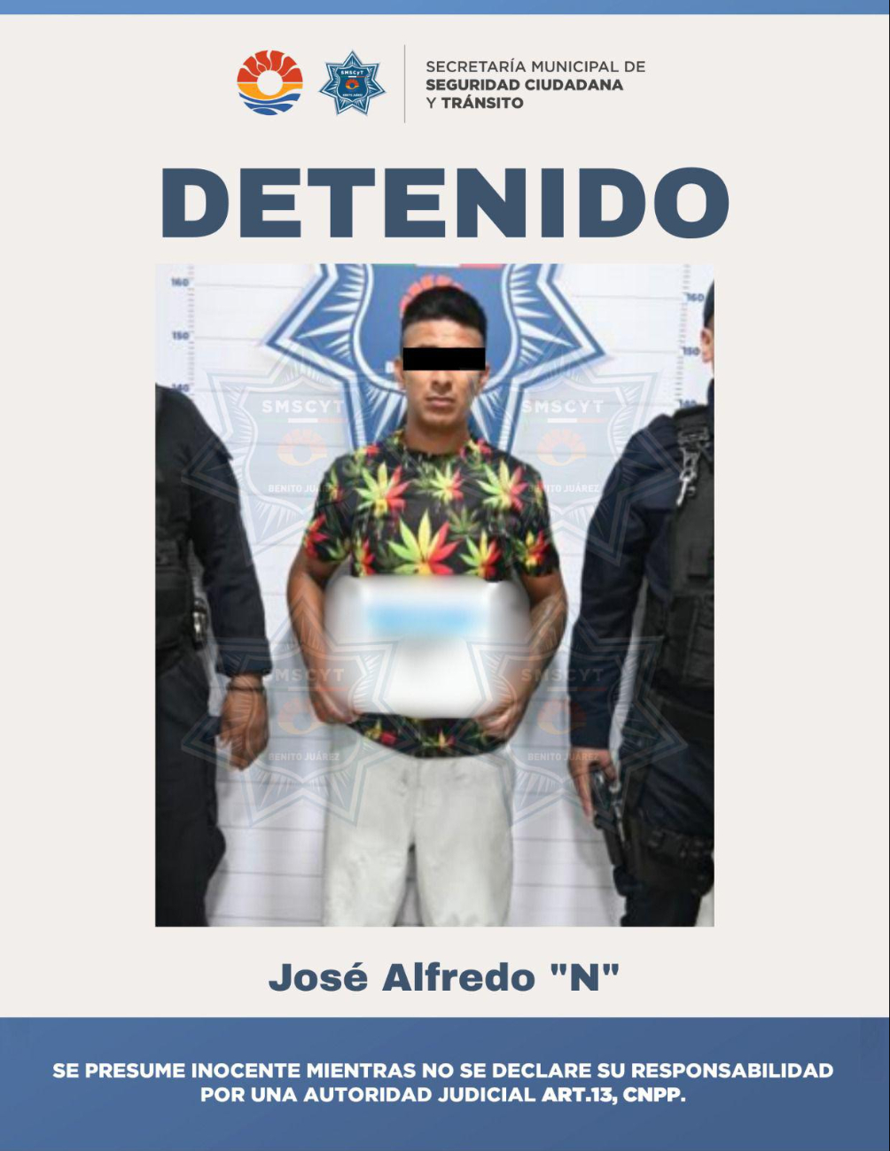 Los policías intentaron calmar la situación, pero al no recibir cooperación por parte del hombre, tuvieron que detenerlo Los policías intentaron calmar la situación, pero al no recibir cooperación por parte del hombre, tuvieron que detenerlo