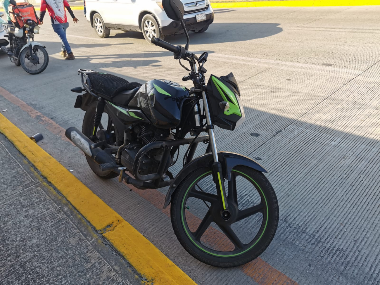 Repartidor sufre grave fractura tras ser embestido por auto fantasma en Ciudad del Carmen
