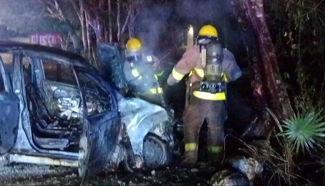 Autoridades presumen que el chofer perdió el control y huyó del lugar. Autoridades presumen que el chofer perdió el control y huyó del lugar.