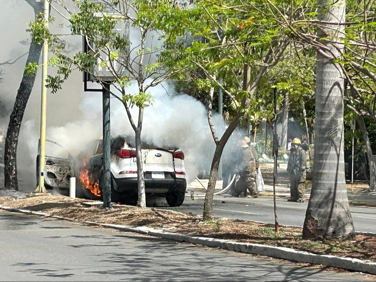 Camioneta se incendia mientras circulaba por calles del norte de Mérida  