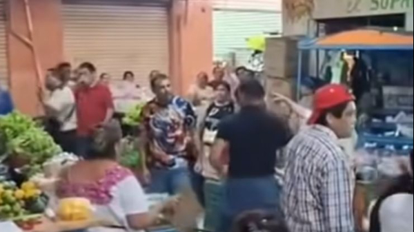 Los dos hombres fueron arrestados por alterar el orden público Los dos hombres fueron arrestados por alterar el orden público