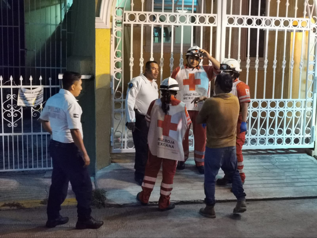 Los paramédicos intentaron darle atención médica, pero el hombre se negó.