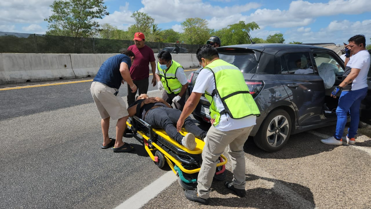 Paramédicos del SAMU de Dzitbalché acudieron al lugar y trasladaron al herido al hospital IMSS-Bienestar de Calkiní. Paramédicos del SAMU de Dzitbalché acudieron al lugar y trasladaron al herido al hospital IMSS-Bienestar de Calkiní.