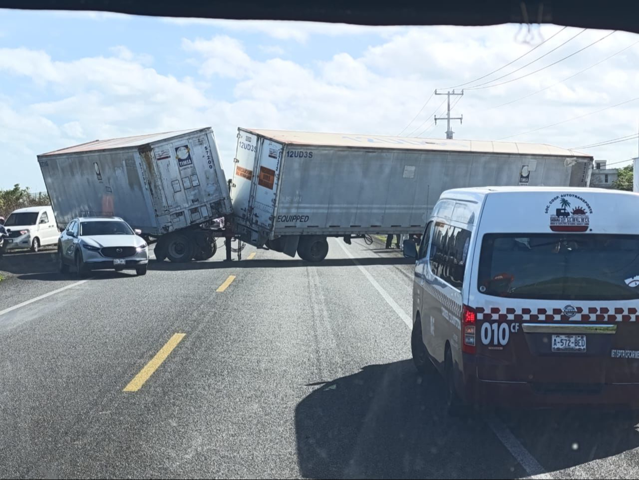 Tráiler doble remolque se accidenta cerca de San Luis Carpizo Tráiler doble remolque se accidenta cerca de San Luis Carpizo