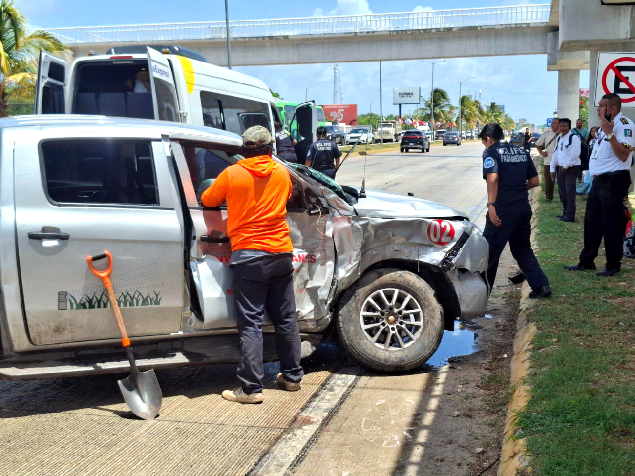 Una camioneta JMC perdió el control, derribó palmeras y se impactó de frente contra una van de transporte de la empresa Playa Express. Una camioneta JMC perdió el control, derribó palmeras y se impactó de frente contra una van de transporte de la empresa Playa Express.