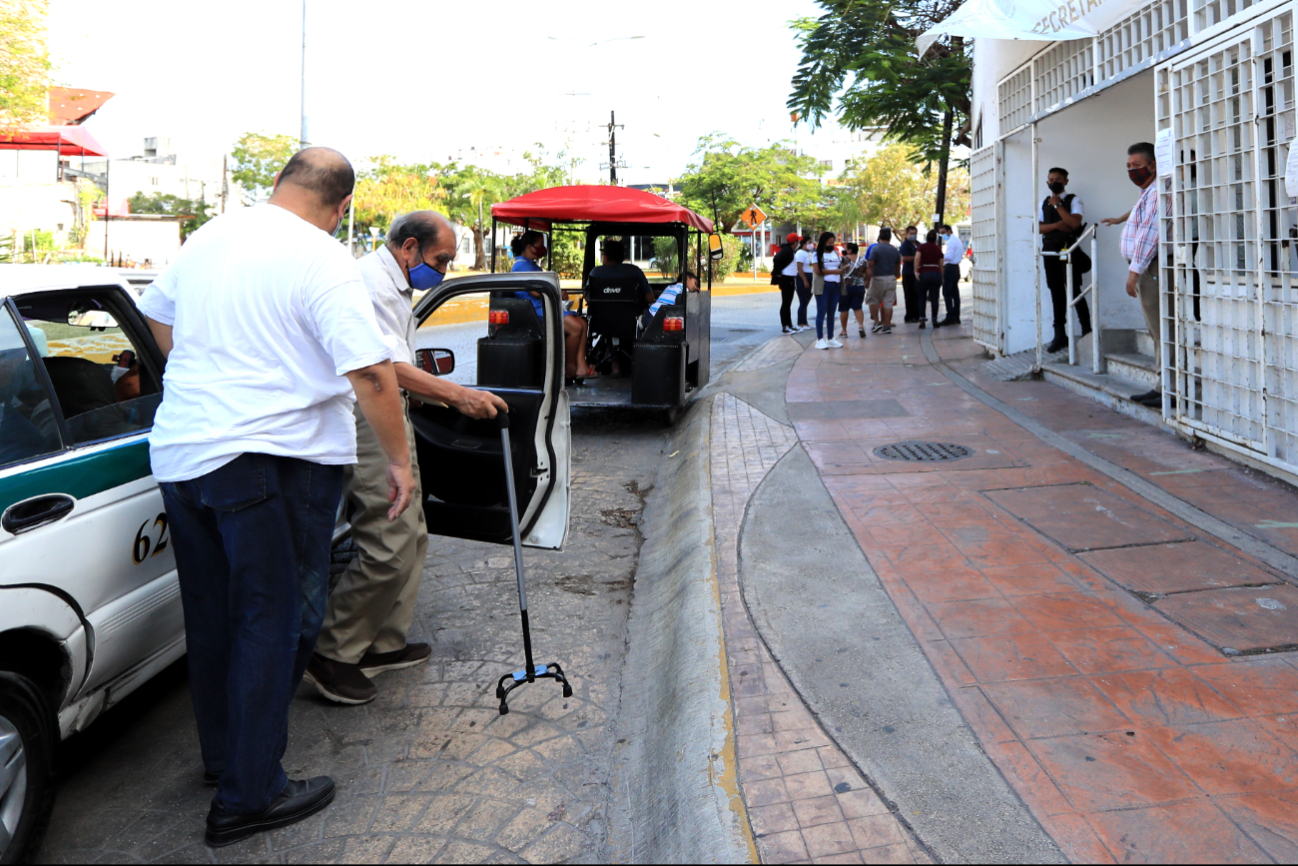 Algunos adultos mayores viven en condición de vulnerabilidad debido a que han sido abandonados en calles o parques del estado Algunos adultos mayores viven en condición de vulnerabilidad debido a que han sido abandonados en calles o parques del estado