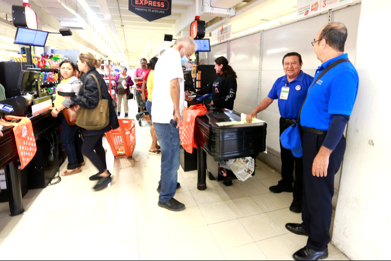 Ciudadanos ofrecen apoyo voluntario en los supermercados para ganar su sustento. Ciudadanos ofrecen apoyo voluntario en los supermercados para ganar su sustento.