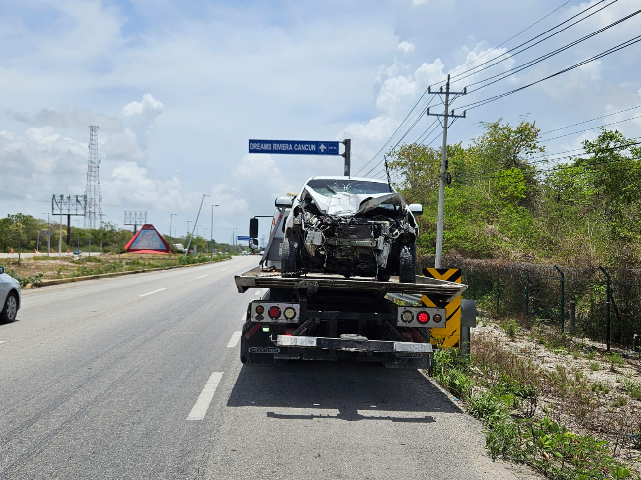 Conductor pierde el control y termina impactado contra un poste en Puerto Morelos: VIDEO