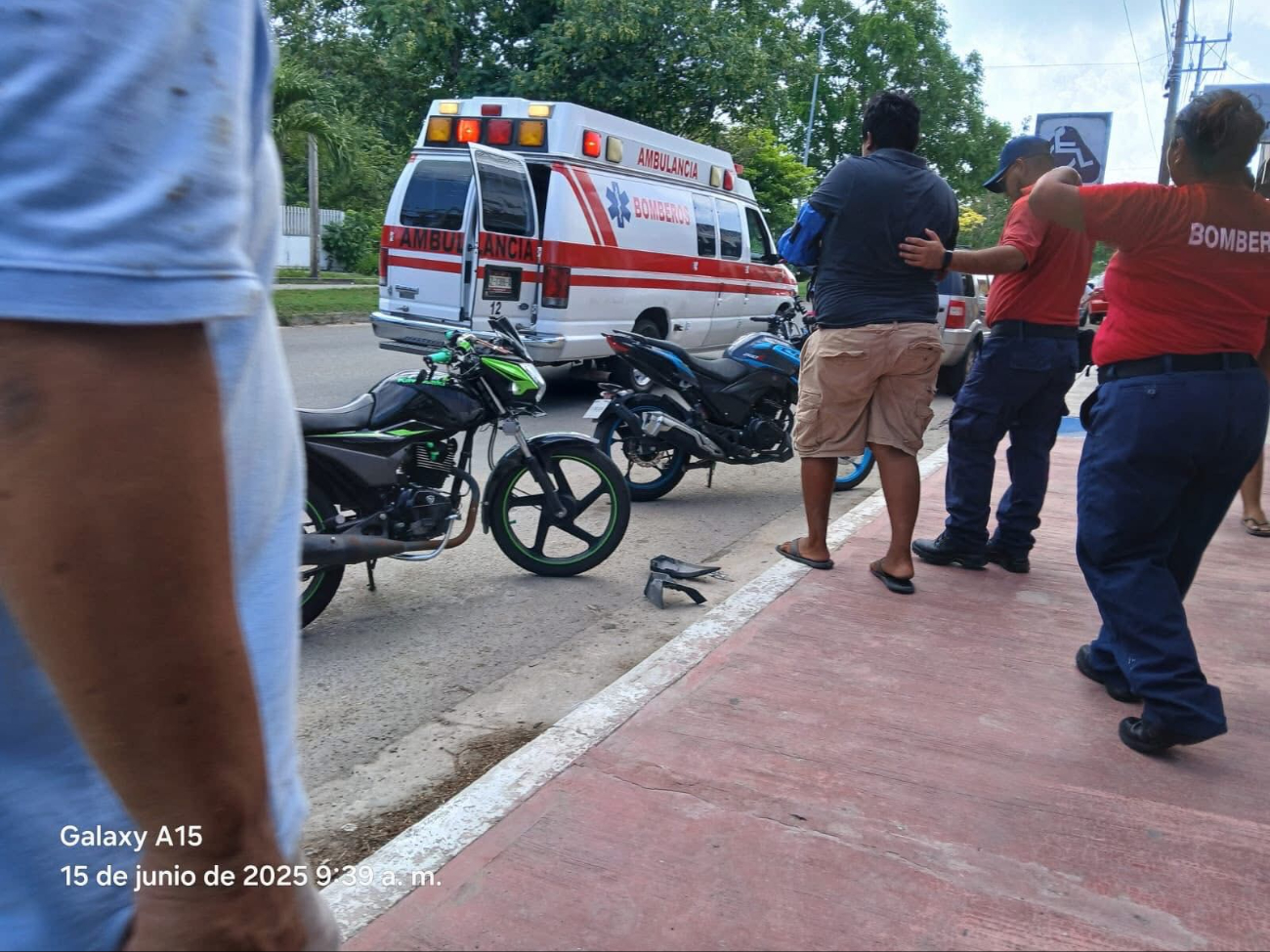 El motociclista recibió atención de paramédicos de Chetumal El motociclista recibió atención de paramédicos de Chetumal