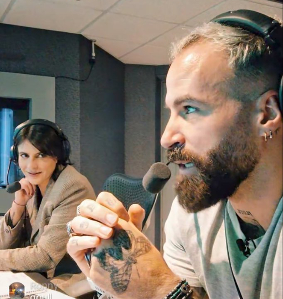 Marc Crosas desata polémica por coqueteo al aire con Lola del Carril durante transmisión del Mundial de Clubes