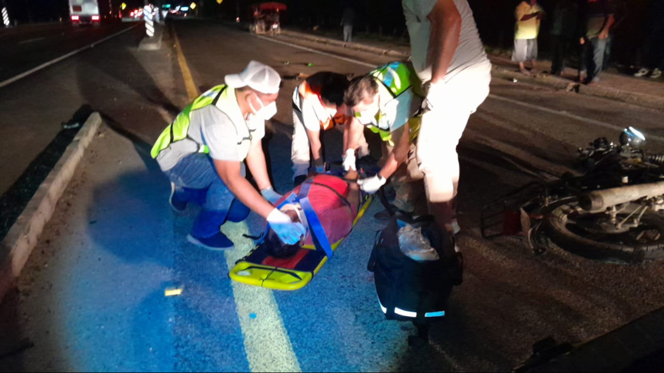 Entre botellas y heridas: motociclista sufre brutal choque en carretera federal