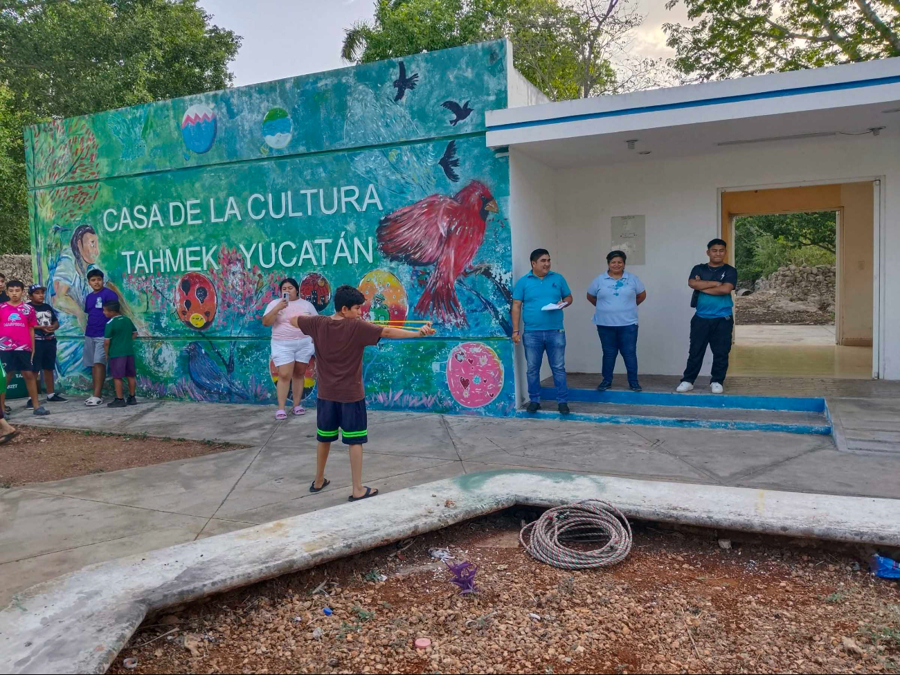 Las dinámicas fueron organizadas por alumnos y el profesor del taller de actividades recreativas Las dinámicas fueron organizadas por alumnos y el profesor del taller de actividades recreativas