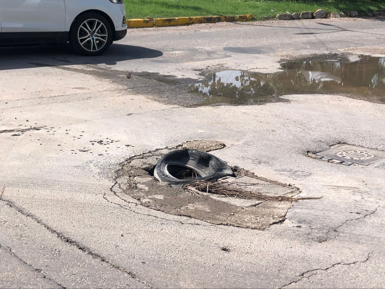Los vecinos tratan de alertar sobre los baches a los conductores. Los vecinos tratan de alertar sobre los baches a los conductores.