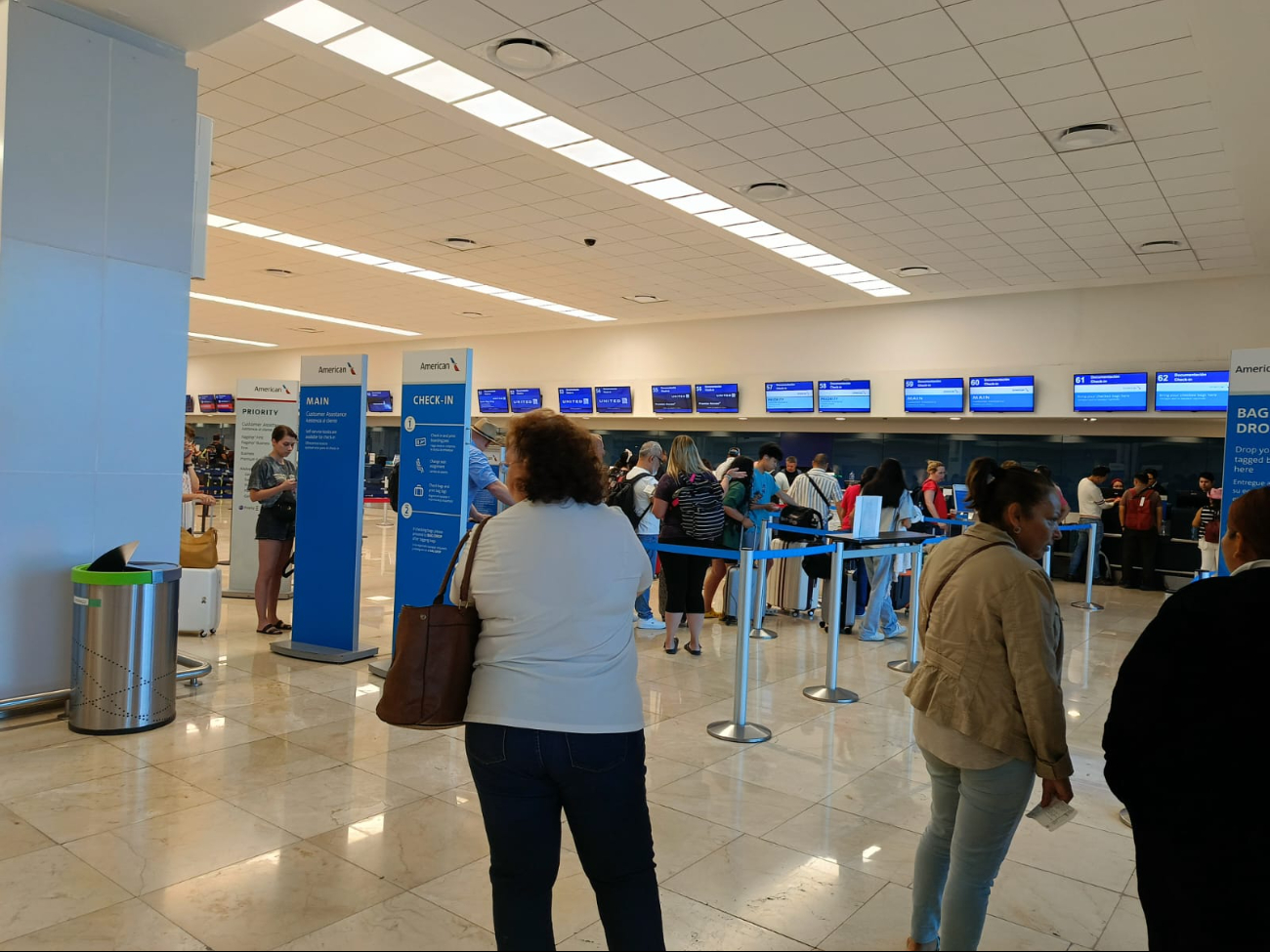 American Airlines atiende a pasajeros de los vuelos cancelados