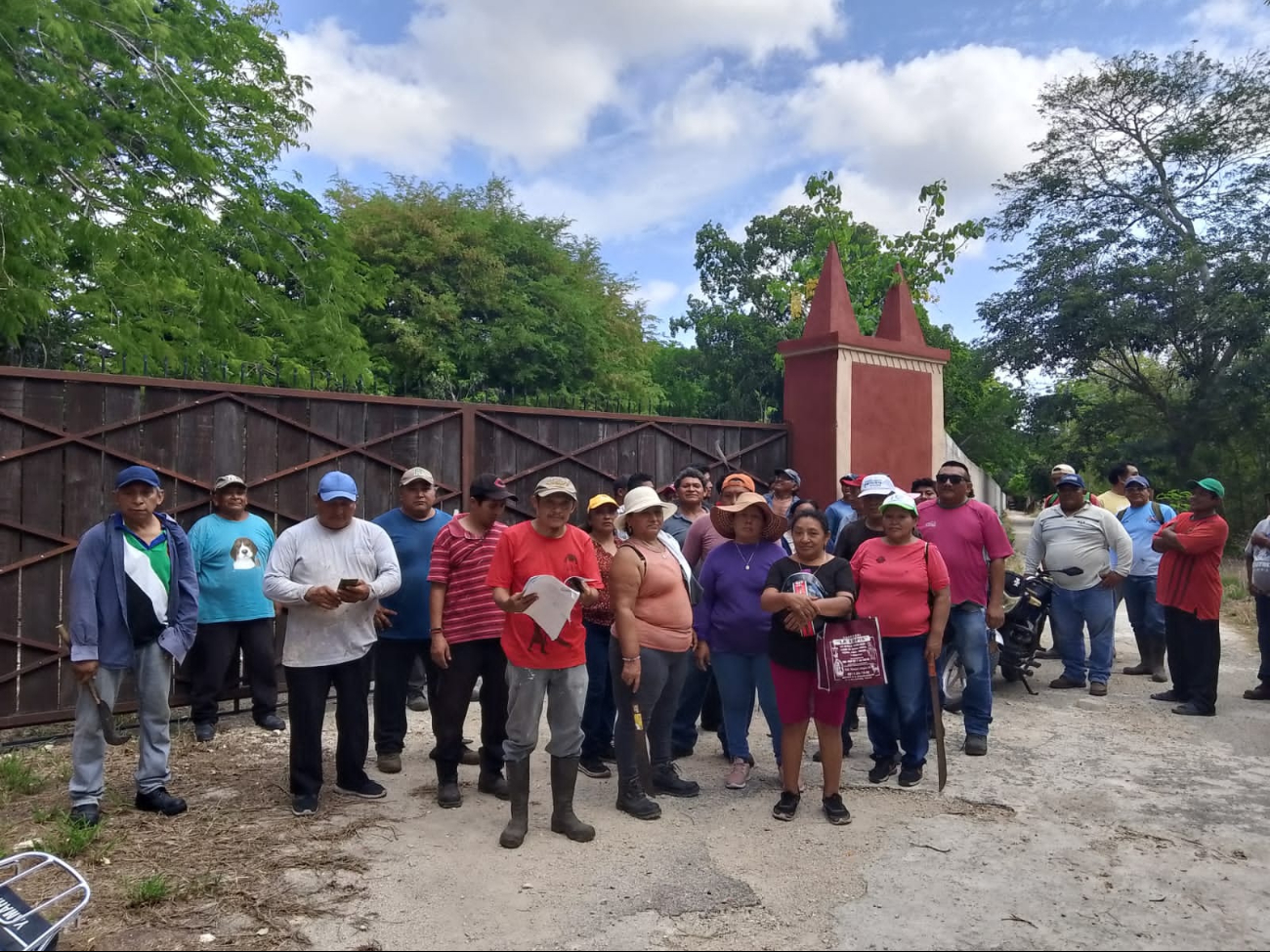 Campesinos de Tixkuncheil se reúnen en la hacienda de Kancabchén para exigir la apertura de un camino