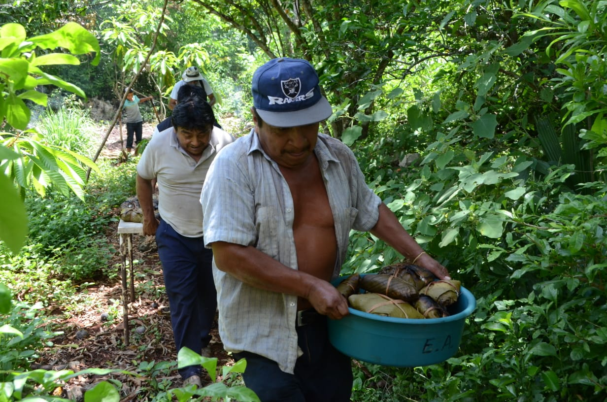 Con antelación, la gente prepara los alimentos que se ofrecerán. Con antelación, la gente prepara los alimentos que se ofrecerán.