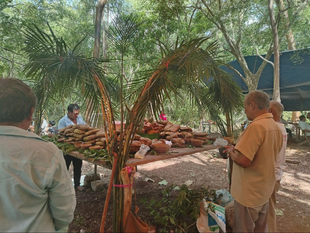 Durante la ceremonia diferentes alimentos y objetos son dispuestas de un altar