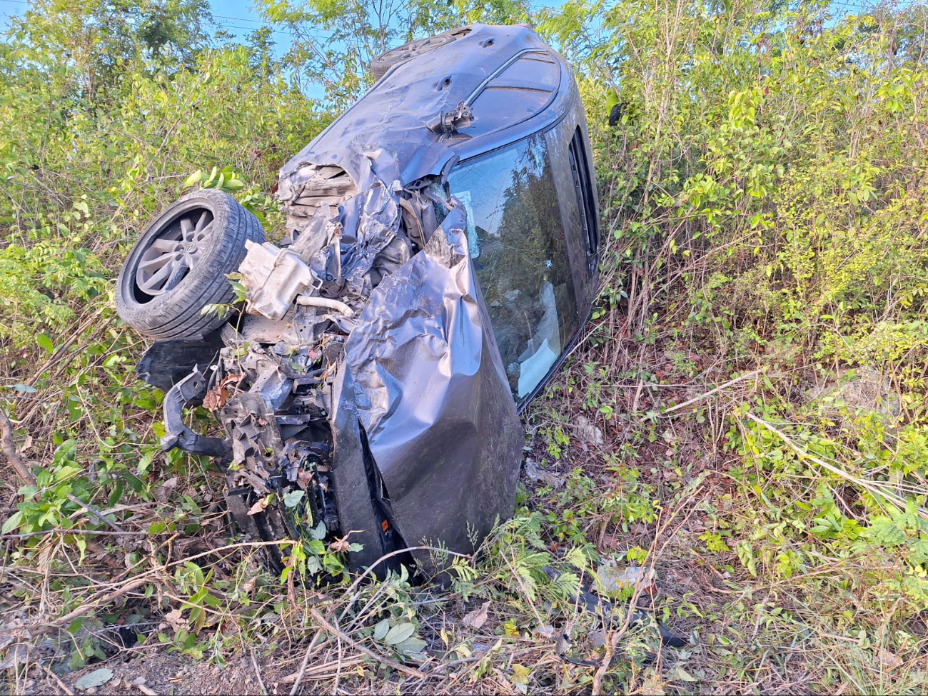 El vehículo Mazda terminó volcado fuera de la carretera El vehículo Mazda terminó volcado fuera de la carretera